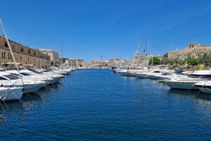 3 Cities Tour - Starting in Cospicua: waterfront views and a quick way to orient