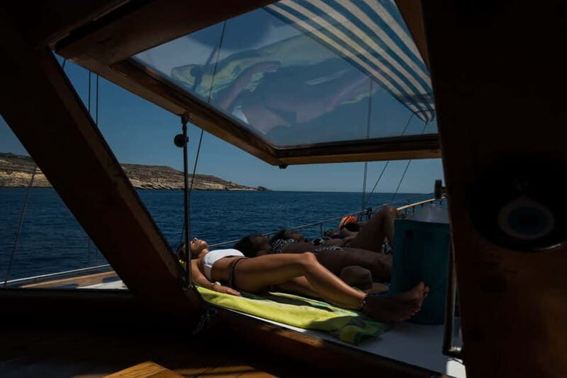 Malta: Comino+ Santa Maria Bay, Blue Lagoon + Seacaves tour - Onboard setup: seating, comfort, and the crew experience